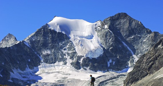 Polski alpinista zginął w Alpach Pennińskich – poinformowała szwajcarska policja w specjalnym komunikacie. Mężczyzna próbował z czterema innymi Polakami zdobyć szczyt Stecknadelhorn, którego wysokość sięga 4241 m n.p.m.