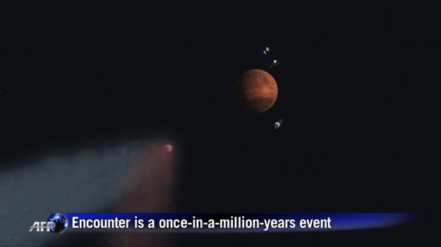 19 października dojdzie do bliskiego spotkania Marsa z kometą Siding Spring. Obiekt przeleci koło Czerwonej Planety z prędkością ponad 200 tysięcy km/h – a minie ją w odległości 139 500 km. To mniej niż połowa dystansu między Ziemią a Księżycem.


Tak bliski kontakt komety i planety to zjawisko niezwykle rzadkie - zdarza się raz na milion lat. Siding Spring zanurzy się w gazowej otoczce Marsa. Wydarzenie to będą rejestrować wszystkie roboty na powierzchni Marsa i sondy krążące po jego orbicie.


Naukowcy informują, że kometa Siding Spring przybywa z Obłoku Oorta, którego zewnętrzne granice wyznaczają granicę dominacji grawitacyjnej Układu Słonecznego. Obłok składa się z pyłu, drobnych okruchów i planetoid. Siding Spring zbudowana jest z materii pochodzącej sprzed 4,6 miliarda lat.