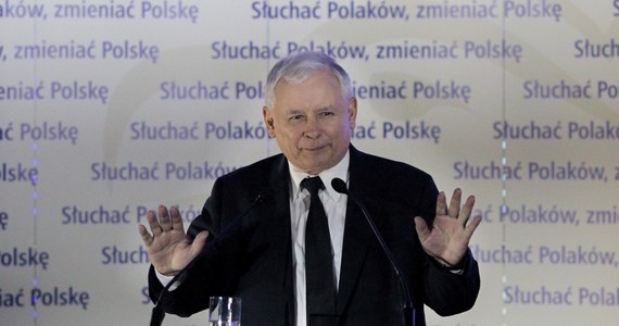 Jarosław Kaczyński zapowiedział, że Prawo i Sprawiedliwość złoży w Sejmie projekt przywracający poprzednie regulacje dotyczące wieku emerytalnego. Przed zmianami kobiety miały prawo do emerytury po osiągnięciu 60. roku życia, a mężczyźni - 65 lat.