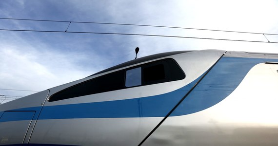 Jak poinformowało PKP Intercity - dwa pociągi Pendolino są już gotowe do jazdy z pasażerami. W piątek oba Pendolino przeszły restrykcyjny proces odbiorów weryfikujący zgodność pojazdów z zamówieniem, dokumentacją oraz sprawdzający je w ruchu. 