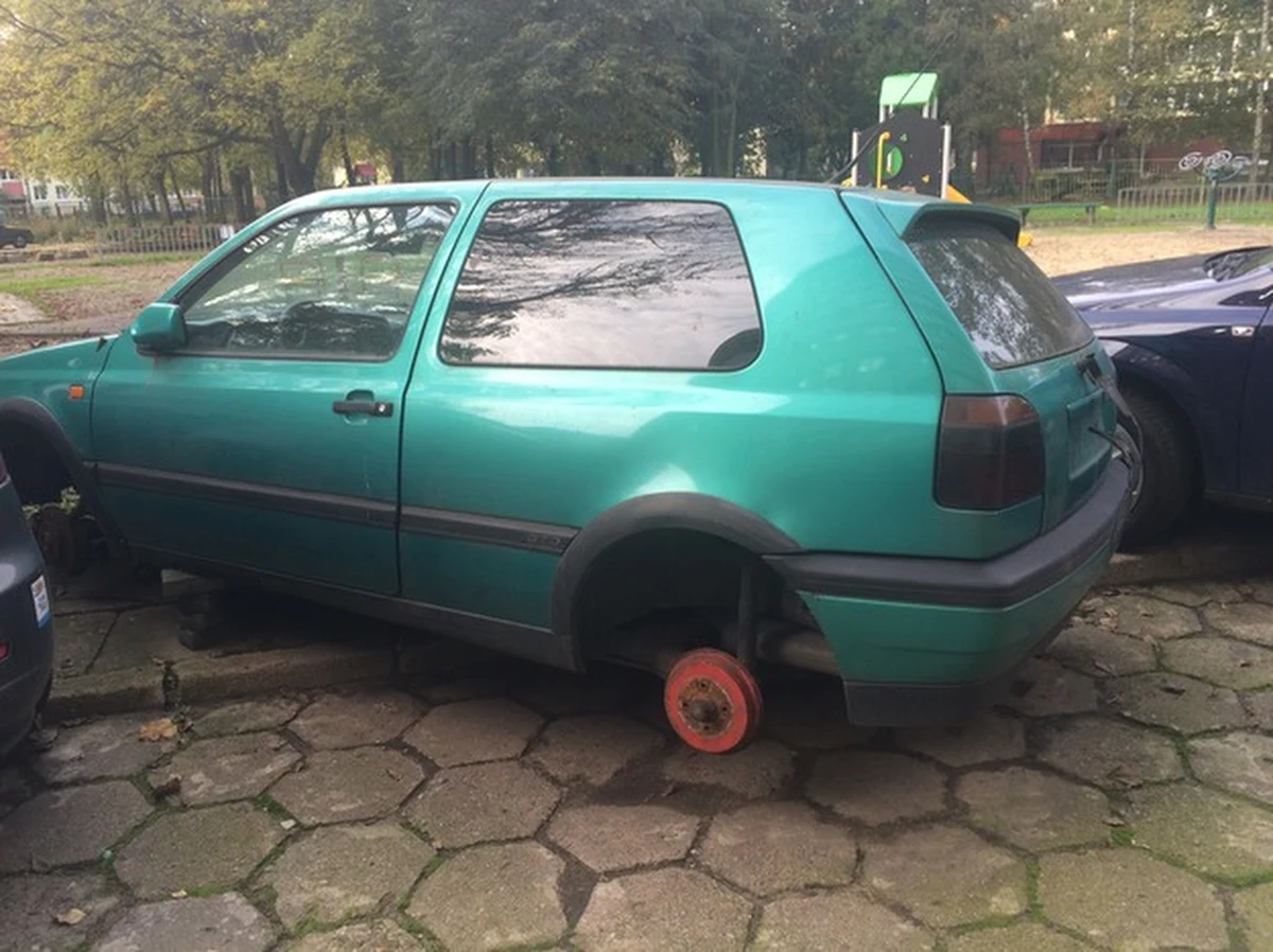 Dobra wiadomość dla mieszkańców centrum Szczecina. Wrak samochodu zniknie z podwórka przy ul. Rayskiego . Rozbierane przez złomiarzy porzucone przy placu zabaw auto prawie rok czekało na wywiezienie przez straż miejską. Strażnicy nie kwapili się do jego usunięcia, bo… źle zinterpretowali plan miasta.