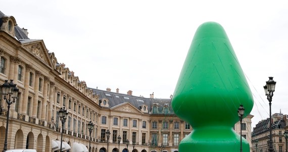 Wojna wokół kontrowersyjnego dzieła sztuki – ustawionego na jednym z głównych placów Paryża. Nieznani sprawcy przebili 24-metrowy dmuchany eksponat, który wywołuje burzliwe polemiki – kształtem przypomina bowiem jednym choinkę, a innym ... gigantyczną seksualną zabawkę. 