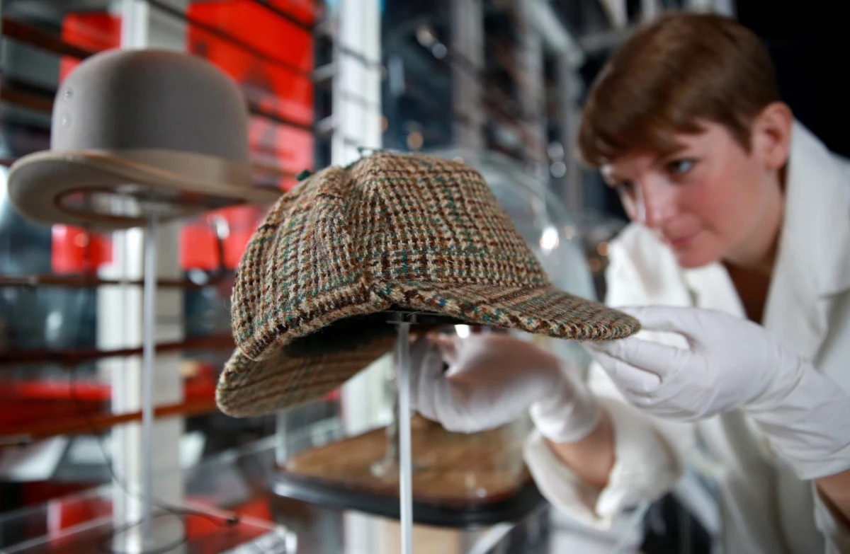 "Nie istniał i nie umrze" znakomity detektyw Sherlock Holmes, słynny bohater opowieści szkockiego pisarza sir Arthura Conan Doyle'a (1859-1930). Wystawę pod takim właśnie tytułem otwarto, po prawie dwuletnich przygotowaniach, w Muzeum Londynu.  