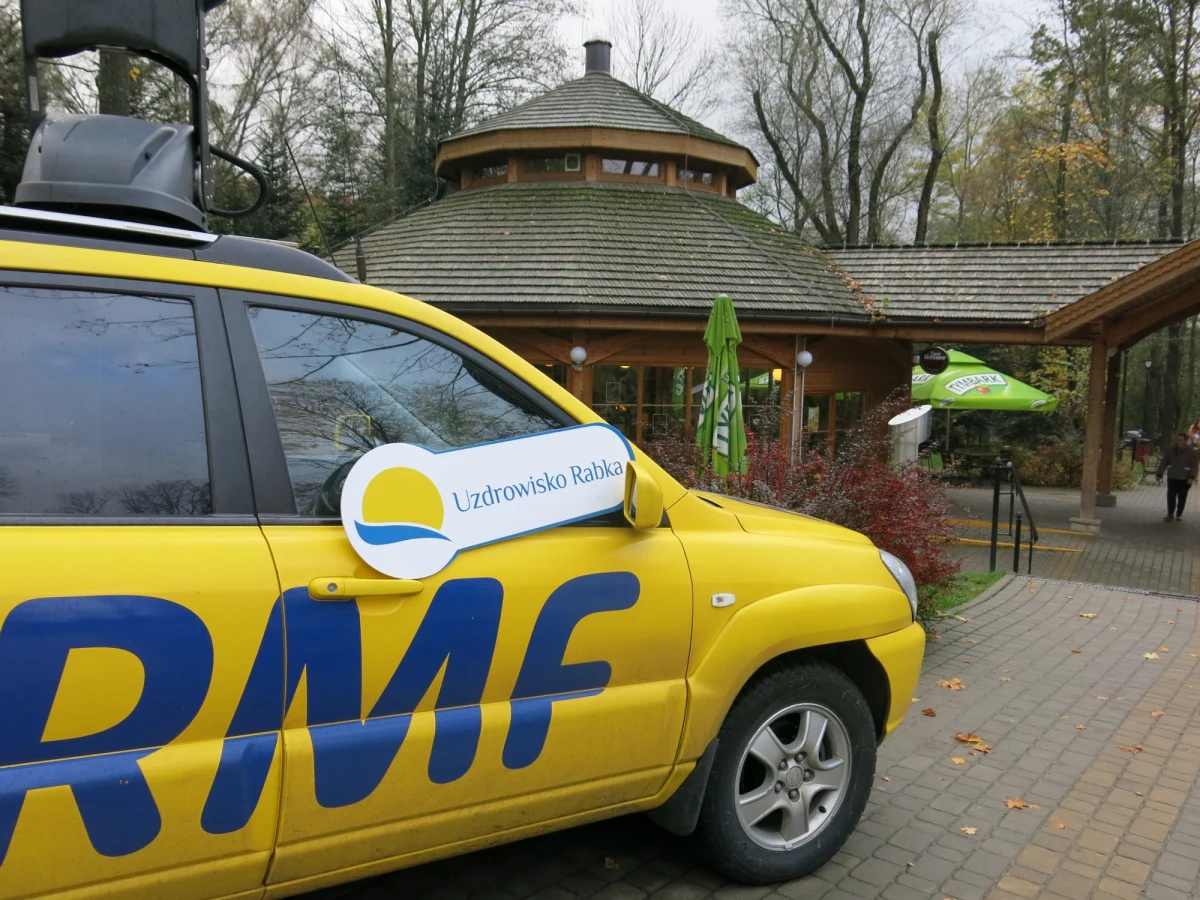 Twoje Miasto w RMF FM zawitało dzisiaj do Rabki-Zdroju w Małopolsce. To dzięki Waszym głosom nasz wóz satelitarny zaparkował w Parku Zdrojowym. Dodajmy pięknie odrestaurowanym Parku Zdrojowym. 