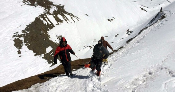 Wszyscy poszukiwani wspinacze, w tym kilkudziesięciu cudzoziemców, którzy zostali uwięzieni wskutek burzy śnieżnej w nepalskich Himalajach, są cali - podało źródło w Nepalu. Niestety, do 32 wzrosła liczba ofiar śmiertelnych śnieżycy i lawin z początku tygodnia. Wśród ofiar jest troje Polaków. 