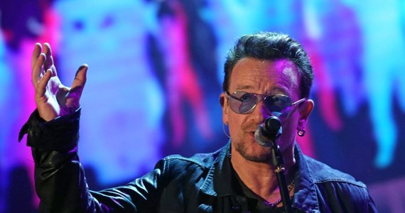 Gwiazda zespołu U2, Bono w rozmowie z BBC zdradził sekret ciemnych okularów, które stały się jego znakiem rozpoznawczym. Okazuje się, że piosenkarz cierpi na jaskrę.