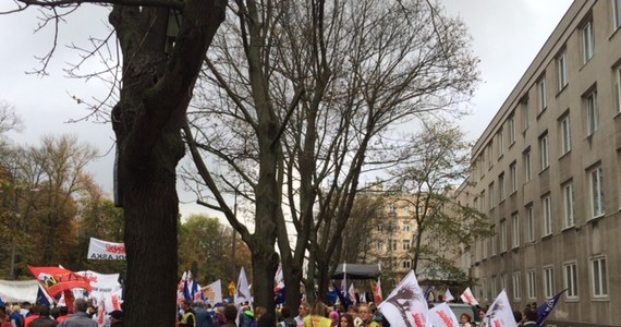 Około 1,5 tysiąca pracowników Poczty Polskiej manifestowało w Warszawie przed Ministerstwem Administracji i Cyfryzacji (MAC). Ogólnopolska akcja miała związek z nowymi zasadami dotyczącymi zatrudnienia i liczenia wynagrodzeń w firmie.  