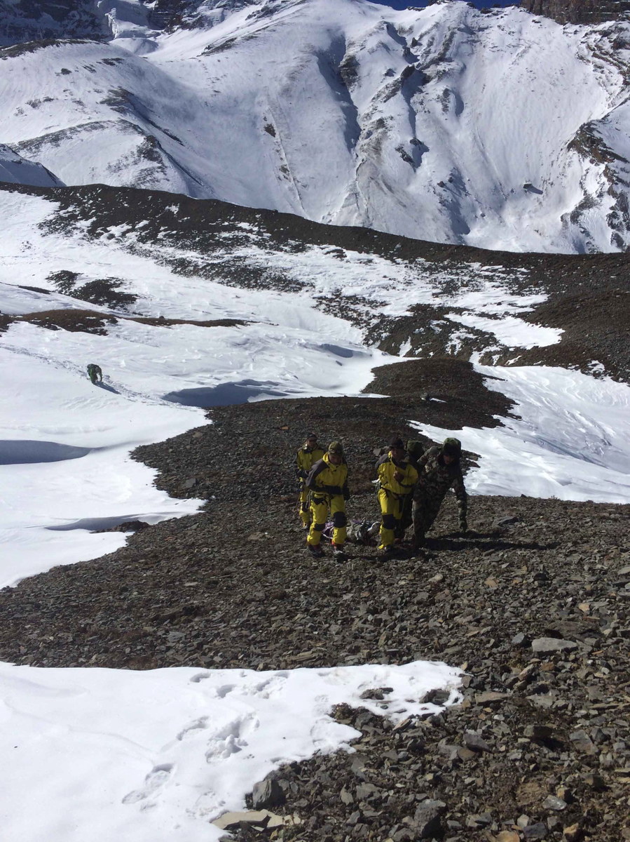 Dwóch słowackich alpinistów, którzy brali udział w wyprawie na Dhaulagiri - Jan Matlak i Vladimir Svancar - oraz trzech Nepalczyków zginęło w swoich namiotach w bazie (4750 m) pod Dhaulagiri (8167 m) po zejściu potężnej lawiny. Przypadki zasypania śniegiem bazy należą do rzadkości. W miniony weekend pod zwałami śniegu w Himalajach zginęły 32 osoby - w tym troje Polaków.