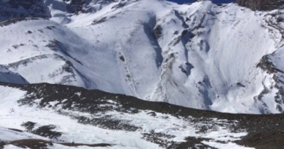 Dwóch słowackich alpinistów, którzy brali udział w wyprawie na Dhaulagiri - Jan Matlak i Vladimir Svancar - oraz trzech Nepalczyków zginęło w swoich namiotach w bazie (4750 m) pod Dhaulagiri (8167 m) po zejściu potężnej lawiny. Przypadki zasypania śniegiem bazy należą do rzadkości. W miniony weekend pod zwałami śniegu w Himalajach zginęły 32 osoby - w tym troje Polaków.