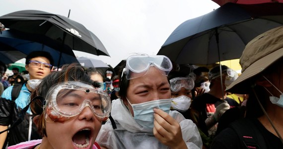 Dziś nad ranem policja w Hongkongu przypuściła nowy atak na uczestników prodemokratycznych protestów. Wielu z nich zostało rannych - poinformowały miejscowe źródła medyczne. Protestujący doznali m. in. obrażeń głowy, złamań kończyn i innych urazów.