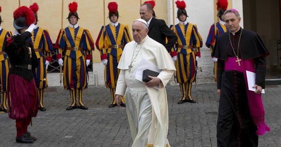 Trzy z 62 punktów dokumentu końcowego synodu biskupów na temat rodziny, dotyczące rozwodników i homoseksualistów, nie uzyskały we wczorajszym głosowaniu kwalifikowanej większości dwóch trzecich głosów, tylko zwykłą - podał Watykan. Pozostają one otwarte - wyjaśniono.