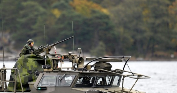 Kilka rosyjskich gazet zamieszcza adnotację o szwedzkiej operacji militarnej na terenie wód archipelagu sztokholmskiego. Nie wspominają jednak, że chodzi o poszukiwania rosyjskiego okrętu podwodnego – zauważa szwedzka gazeta „Dagensnyheter”.