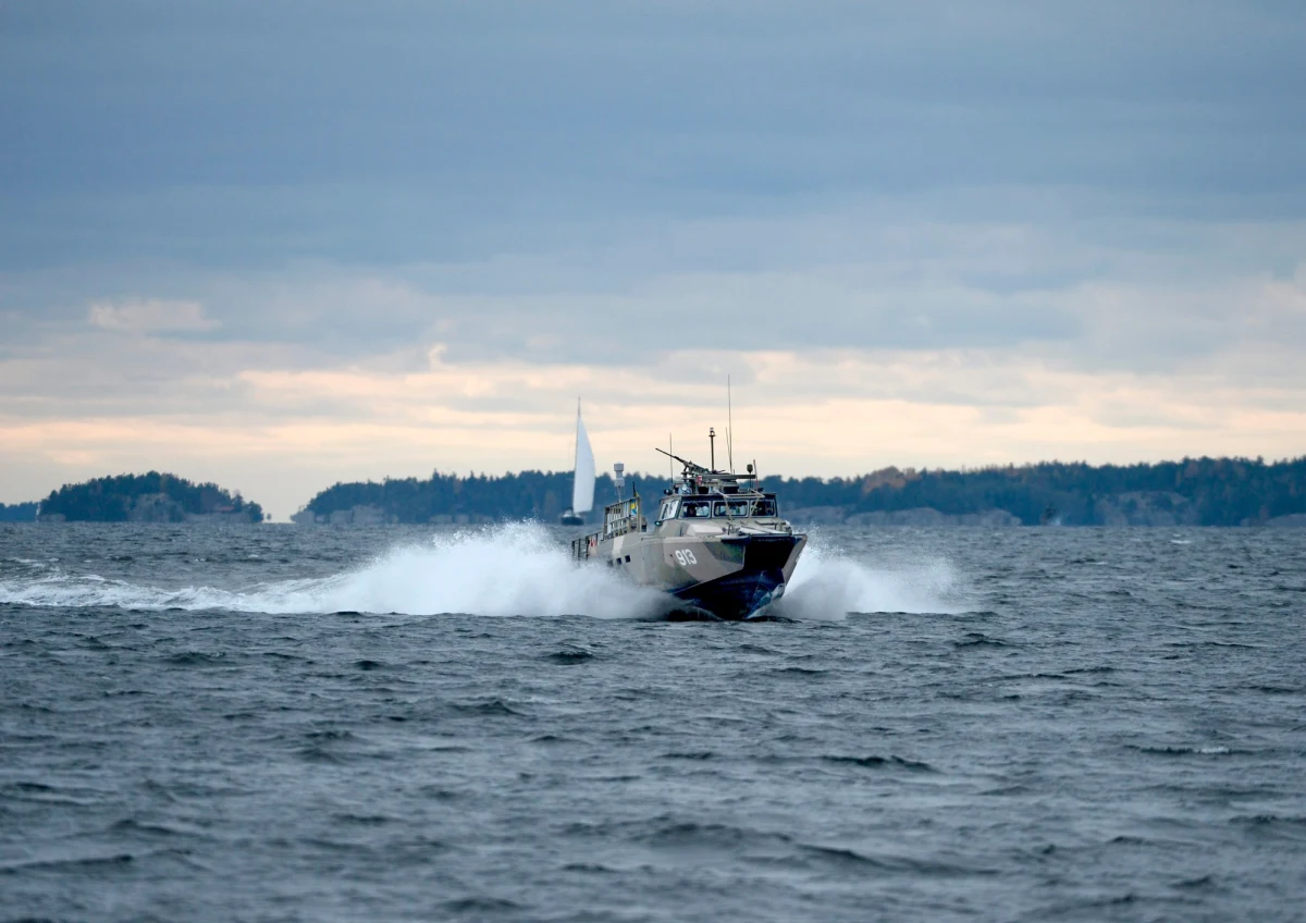 Rosyjski tankowiec NS Concorde płynący na Bałtyku w sobotę wieczorem gwałtownie przybrał kurs na wschód. Stało się to po tym, jak ujawniono, że szwedzka armia szuka na wodach archipelagu sztokholmskiego rosyjskiej łodzi podwodnej typu Triton-NN. Szwedzkie media sugerują, że statek odebrał sygnał SOS od uszkodzonego okrętu podwodnego i już był w drodze na pomoc.