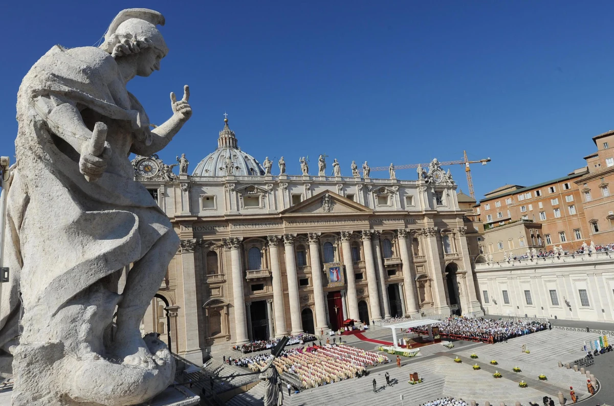 Podczas niedzielnej mszy na placu Świętego Piotra papież Franciszek ogłosił błogosławionym Pawła VI, który stał na czele Kościoła w latach 1963-1978. We mszy beatyfikacyjnej uczestniczyły dziesiątki tysięcy ludzi; był również emerytowany papież Benedykt XVI. 