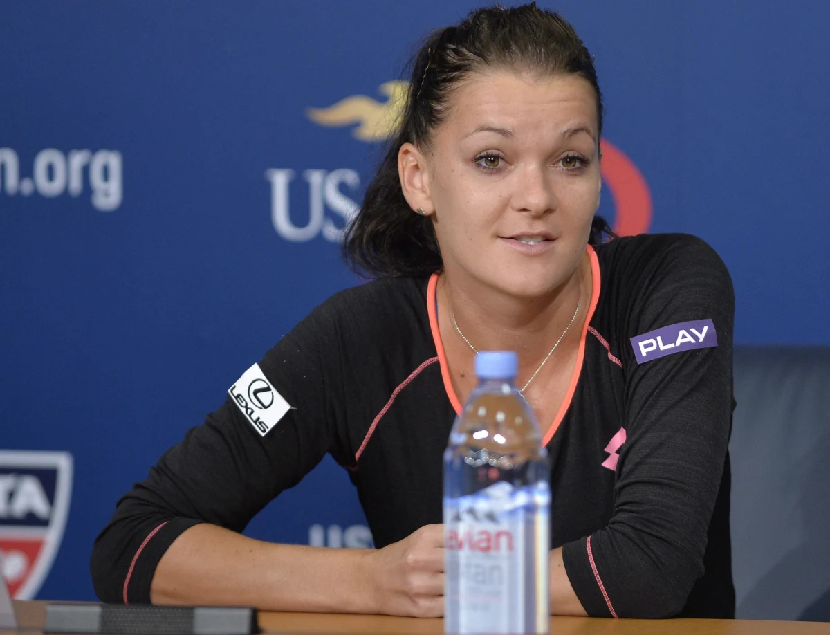 Agnieszka Radwańska od wtorkowego meczu z czeską tenisistką Petrą Kvitovą w Grupie Białej rozpocznie udział w kończącym sezon turnieju masters WTA Finals w Singapurze. W poniedziałek rywalizację w Grupie Czerwonej zainauguruje Amerykanka Serena Williams. 