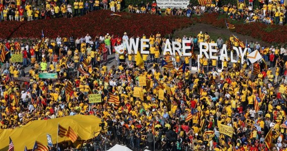 Około 100 tys. Katalończyków zgromadziło się w Barcelonie, by domagać się przedterminowych wyborów regionalnych. To odpowiedź na decyzję rządu Hiszpanii, który uznał za nielegalne referendum w sprawie niepodległości, planowane przez władze Katalonii na listopad. 