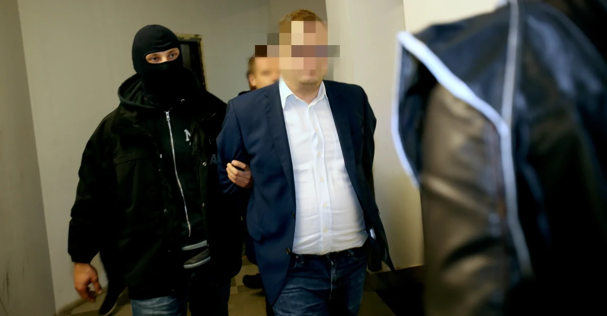 Poniedziałkowy „Fakt” pisze o nowych ustaleniach dotyczących afery szpiegowskiej, w związku z którą zatrzymano oficera Wojska Polskiego i młodego prawnika. Okazuje się, że ten drugi miał plan, by wejść do polityki i zostać posłem!