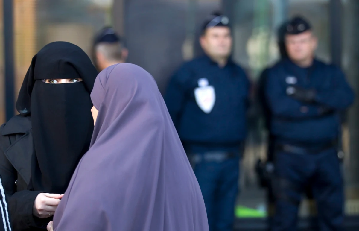 Afera w sławnej paryskiej Operze Bastylii. Chórzyści odmówili udziału w drugim akcie "Traviaty" Giuseppe Verdiego. Na sali znajdowała się bowiem muzułmanka w nikabie - islamskim stroju, zakrywającym całe ciało oprócz oczu, którego noszenie jest zakazane w miejscach publicznych we Francji.