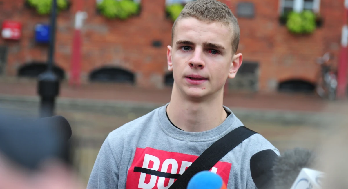 Komendant straży miejskiej ze Szczecinka podał się do dymisji. Pracę stracił jeden z podległych mu funkcjonariuszy. Dwaj kolejni zostali wysłani na przymusowe urlopy. To konsekwencje wydarzeń z początku października. Interwencję strażników miejskich nagrał 20-latek. Mężczyzna twierdzi, że został brutalnie pobity. Prokuratura Rejonowa w Szczecinku wszczęła śledztwo w tej sprawie. 