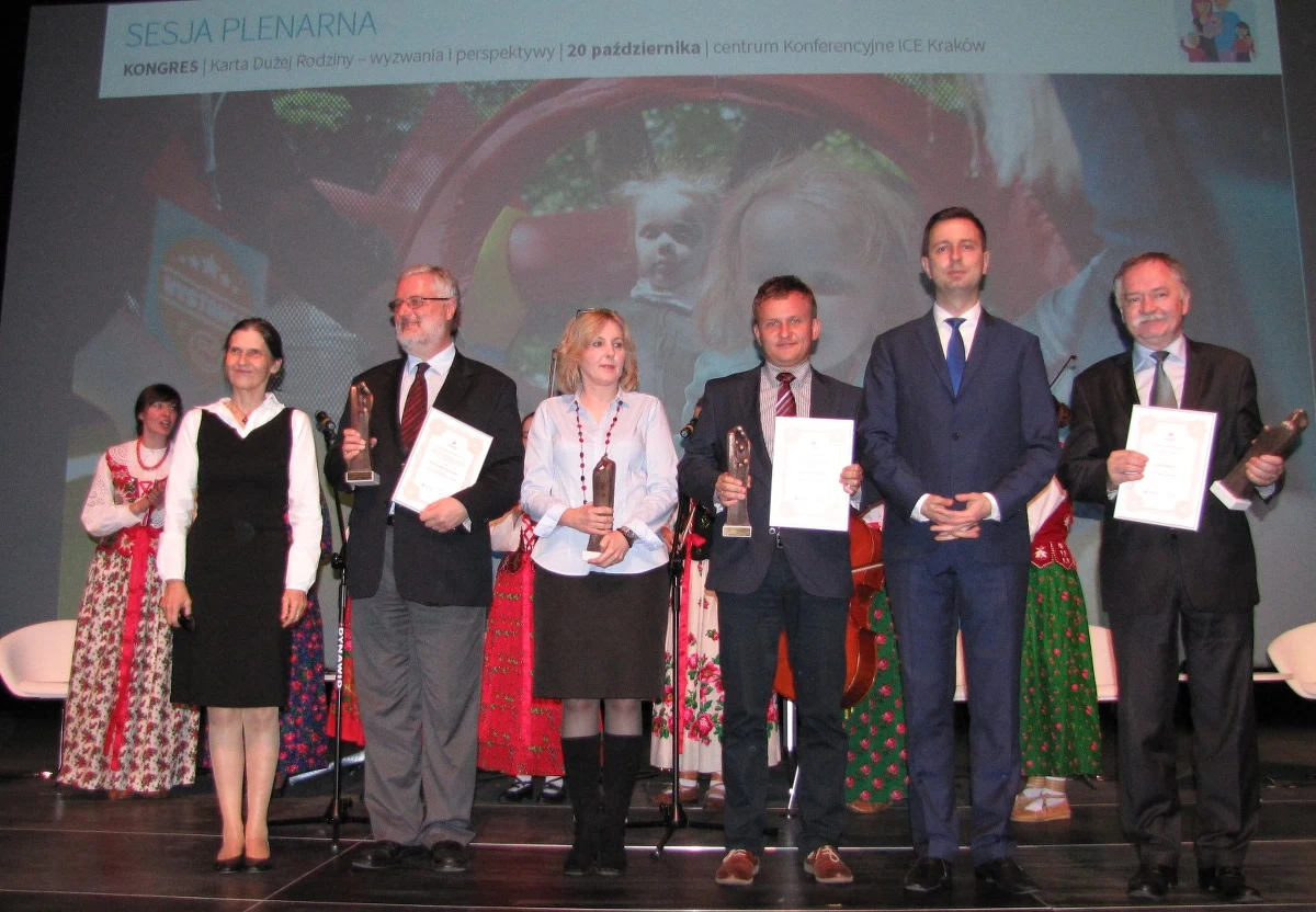 Ponad 332 tys. ogólnopolskich Kart Dużej Rodziny trafiło już do wielodzietnych rodzin. Rodzice, którzy mają co najmniej troje dzieci, mogą robić tańsze zakupy już w 200 placówkach. W Krakowie na specjalnym kongresie spotkały się duże rodziny, przedstawiciele rządu i samorządu. Wyróżnienie za wspieranie rodzin wielodzietnych dostało radio RMF FM.