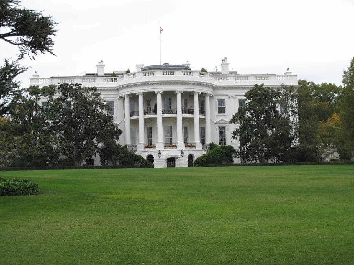 Co najmniej 38 spośród 66 ludzi wydalonych od roku 1979 z USA w związku z zarzutami udziału w niemieckich zbrodniach wojennych otrzymywało nadal amerykańskie państwowe emerytury. Takie informacje ujawniła agencja AP. 