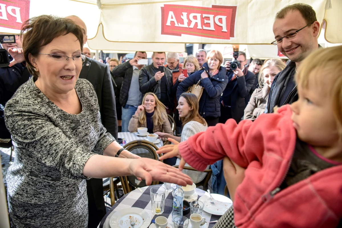 Poparcie dla PO utrzymuje się od miesiąca na stałym poziomie. PiS zaczyna zyskiwać, ale jako blok zjednoczonej prawicy - wynika z sondażu IBRiS dla "Rzeczpospolitej".