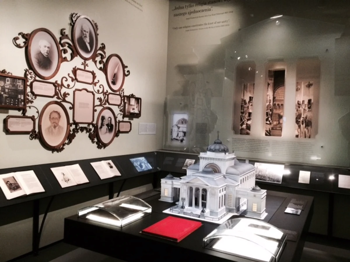 W nowoczesnym gmachu na Muranowie, który stanął na terenie dawnego getta, można wybrać się w podróż przez historię Żydów polskich – od średniowiecza do współczesności. Oficjalne otwarcie Muzeum Historii Żydów Polskich dopiero za tydzień, ale my zajrzeliśmy tam już dziś.