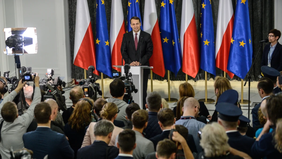 Marszałka Sikorskiego prawdopodobnie uwiera skromność pełnionej dziś funkcji. Być może dlatego, a może po prostu z nudów, udzielił wywiadu, w którym powiedział za dużo, i za który może dużo zapłacić. Zapłacić całkiem zresztą słusznie, bo za kompromitacje w polityce się płaci.