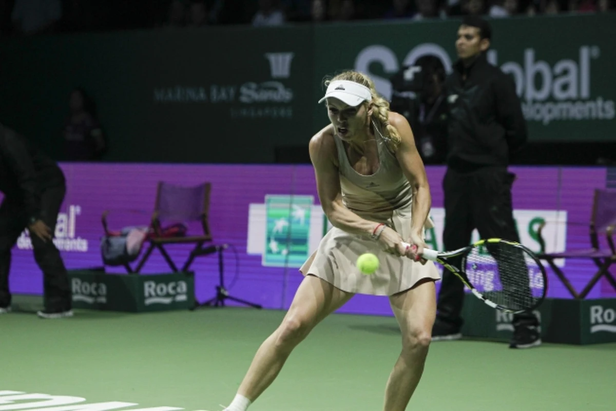 Dunka polskiego pochodzenia Caroline Wozniacki pokonała rosyjską tenisistkę Marię Szarapową 7:6 (7-4), 6:7 (5-7), 6:2 w pierwszym meczu Grupy Białej turnieju masters WTA Finals. 