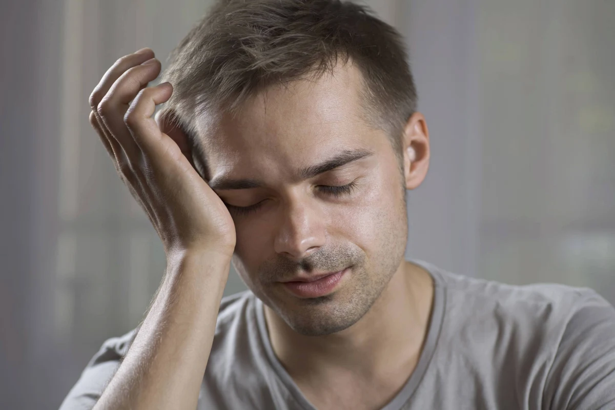 Naukowcy z Uniwersytetu w Kopenhadze potwierdzili teorie tłumaczące, dlaczego niektórzy z nas łatwo wpadają w zimową depresję, a inni nic sobie z krótkiego dnia i małej ilości światła słonecznego nie robią. Odpowiadają za to różnice w gospodarce istotnym neuroprzekaźnikiem, serotoniną. Wyniki najnowszych badań na ten temat przedstawiono podczas European College of Neuropsychopharmacology Congress w Berlinie.