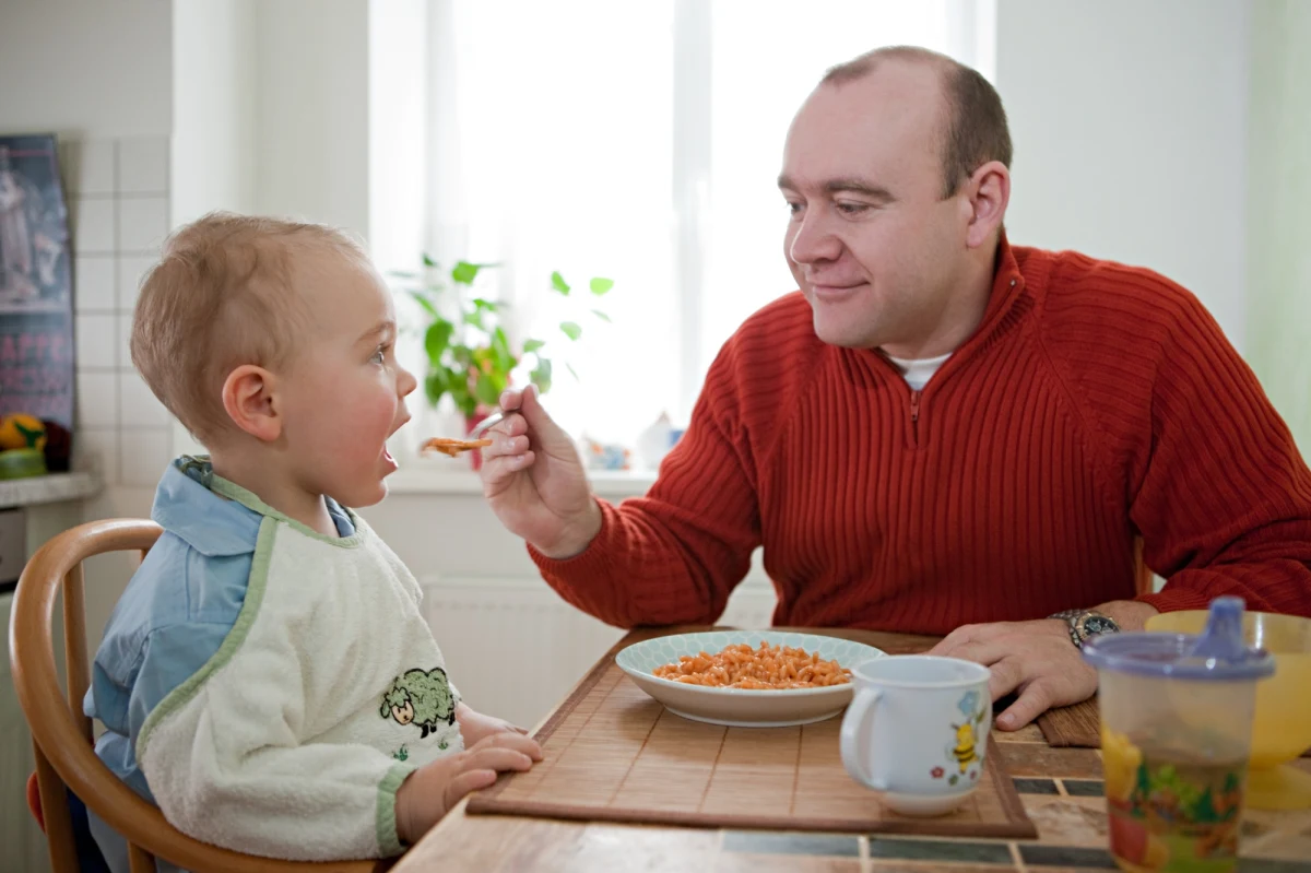 Przekarmianie dzieci może prowadzić do otyłości, bulimii, a nawet anoreksji - alarmują eksperci. Według nich zmuszanie dzieci do jedzenia jest w Polsce nadal dużym problemem.  