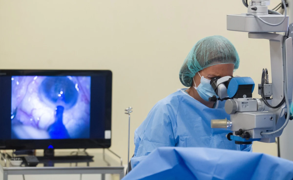 Minister zdrowia wycofał się z pomysłu płacenia za usuwanie zaćmy tylko u pacjentów z bardzo zaawansowaną chorobą. "Kwalifikacja do zabiegu (...) odbywać się będzie zgodnie ze standardami Polskiego Towarzystwa Okulistycznego" - poinformował Krzysztof Bąk, rzecznik resortu zdrowia. O sprawie pisze "Gazeta Wyborcza". 