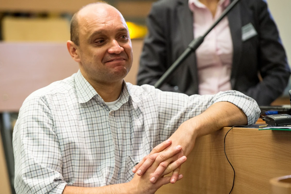 Sukces operacji u pacjenta z przerwanym rdzeniem kręgowym to efekt kilkunastu lat pracy; 40-latek jest czwartym, któremu przeszczepiliśmy glejowe komórki węchowe - mówili neurochirurdzy z Uniwersyteckiego Szpitala Klinicznego we Wrocławiu na konferencji prasowej. We wtorek media obiegła wiadomość, że po raz pierwszy na świecie pacjentowi z przerwanym rdzeniem kręgowym przeszczepiono glejowe komórki z opuszki węchowej w mózgu, dzięki czemu zaczął chodzić z pomocą sprzętu ortopedycznego. 