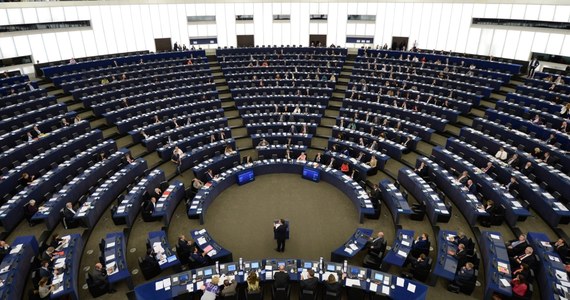Parlament Europejski zatwierdził w Strasburgu nową Komisję Europejską, którą pokieruje Jean-Claude Juncker. Za powołaniem nowej KE głosowało 423 europosłów, przeciw było 209, a 67 wstrzymało się od głosu.