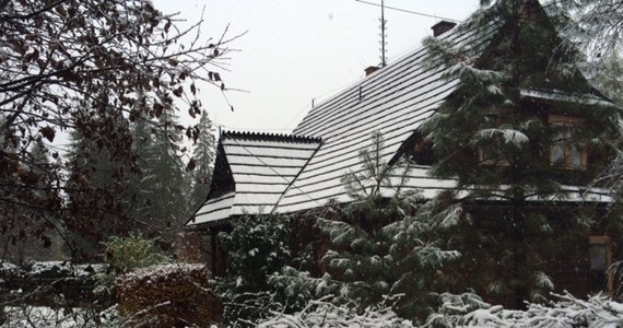 W Tatrach zima na całego! Na Kasprowym Wierchu sypie śnieg, w Zakopanem jest zaledwie kilka stopni powyżej zera, a w nocy temperatura może spaść nawet do minus 2 stopni. Zimno i deszczowo będzie w całej Polsce. W czwartek w niektórych regionach kraju możliwe są opady deszczu ze śniegiem.