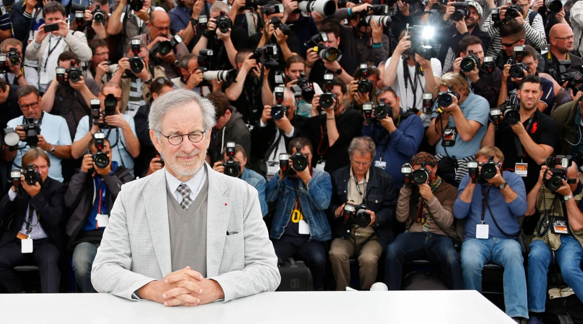 ​Steven Spielberg będzie kręcił film we Wrocławiu. W produkcji pod roboczym tytułem "St. James Place" główną rolę gra Tom Hanks. Na razie na ulicy Kurkowej we Wrocławiu zaczęła się budowa dekoracji. Zdjęcia ruszą w drugiej połowie listopada.