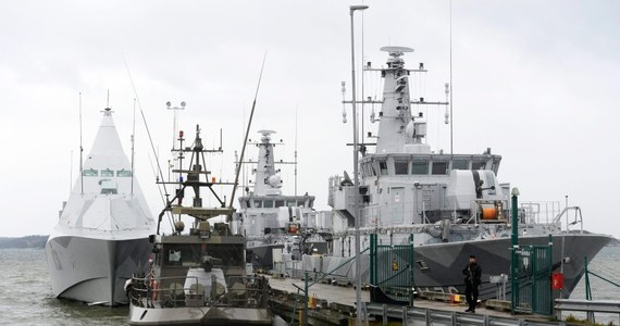 Szwedzkie wojsko poinformowało, że prowadzona od sześciu dni w archipelagu sztokholmskim operacja podjęta w związku z podejrzeniem obecności obcego podwodnego obiektu "wchodzi w nową fazę".  "Część jednostek powróci do portu, aby być w gotowości do nowych zadań. Operacja będzie jednak kontynuowana na morzu oraz w powietrzu" - stwierdził rzecznik szwedzkich sił zbrojnych Erik Lagersten.  