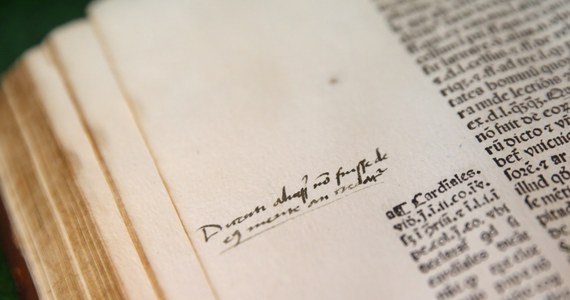 Część starodruków z odręcznymi zapiskami, sporządzonymi na marginesach przez Mikołaja Kopernika, odnalezionych w zbiorach biblioteki "Hosianum”, można oglądać na wystawie w warmińskim seminarium duchownym w Olsztynie. 
