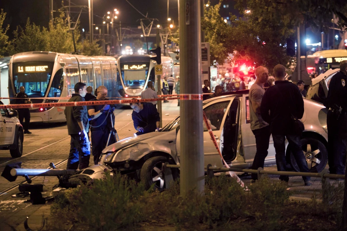W Jerozolimie palestyński zamachowiec wjechał w tłum na stacji kolejowej. Zginęło trzymiesięczne dziecko, osiem osób zostało rannych, dwie z nich są w stanie ciężkim - poinformowała policja, uznając, że był to atak terrorystyczny. 