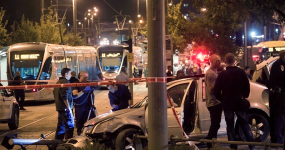 W Jerozolimie palestyński zamachowiec wjechał w tłum na stacji kolejowej. Zginęło trzymiesięczne dziecko, osiem osób zostało rannych, dwie z nich są w stanie ciężkim - poinformowała policja, uznając, że był to atak terrorystyczny. 