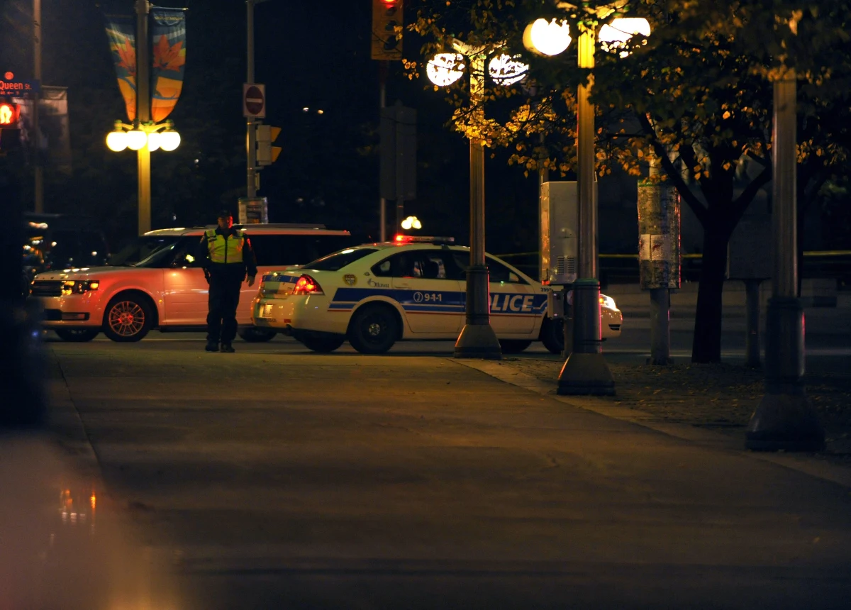 To 32-letni Michael Zehafa-Bibeau strzelał w Ottawie – tak przynajmniej twierdzą kanadyjskie media. Policja nie potwierdza tych doniesień zasłaniając się prowadzonym śledztwem. Mężczyzna został zastrzelony przez pracownika ochrony. 