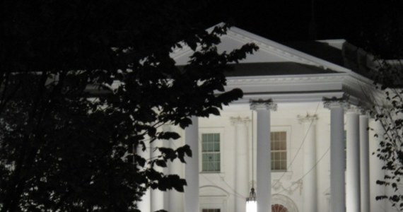 Tym razem ochrona Białego Domu nie zawiodła. Jak poinformowała stacja telewizyjna CNN, agenci Secret Service schwytali mężczyznę, który przeskoczył przez ogrodzenie otaczające siedzibę prezydenta USA.  