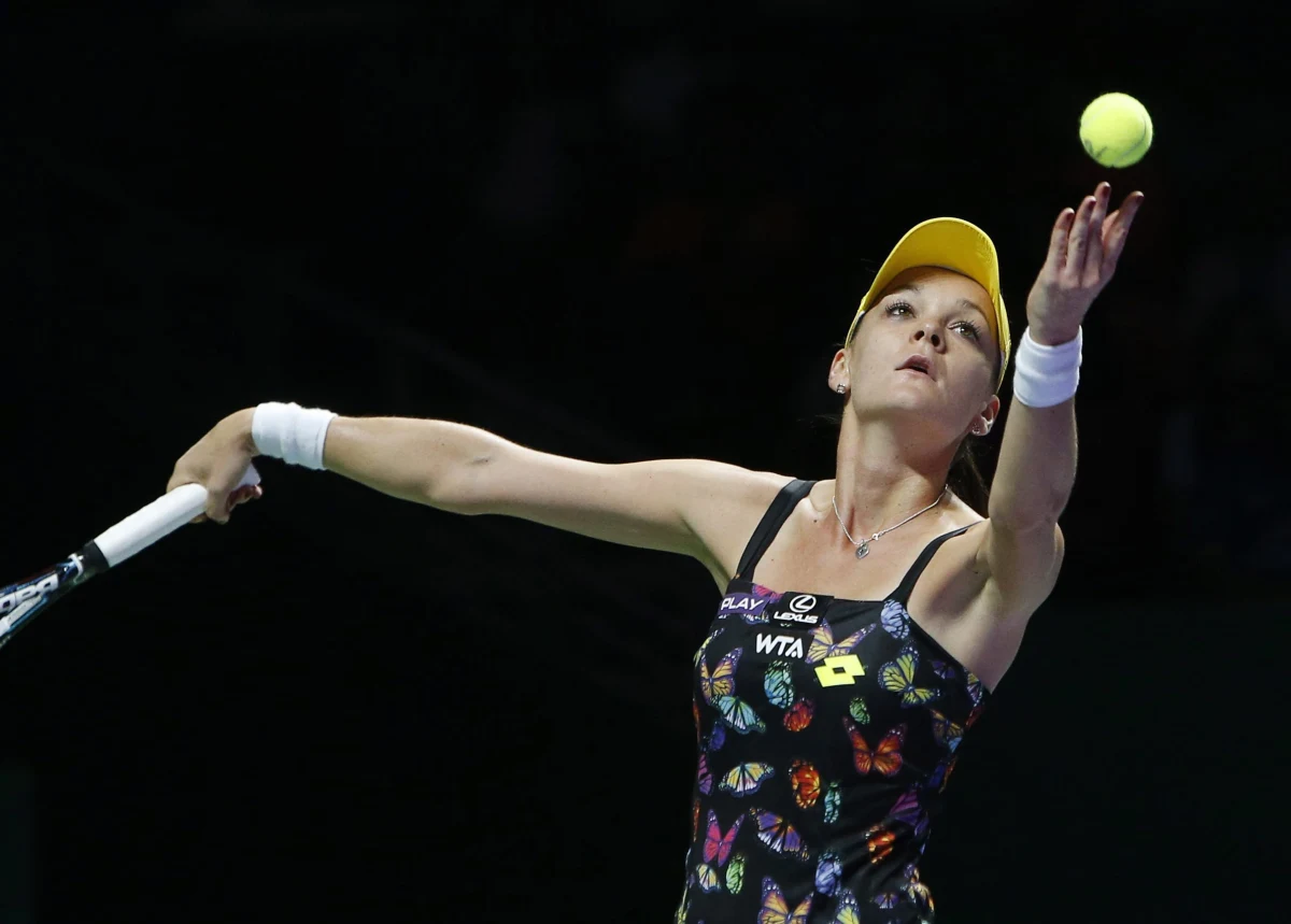 Agnieszka Radwańska przegrała 5:7, 3:6 z Dunką Caroline Wozniacki w meczu drugiej kolejki Grupy Białej w turnieju WTA Finals w Singapurze. Tenisistki, szczególnie w pierwszym secie, pokazały piękną walkę. Polka zagrała całkiem nieźle, ale niestety w końcowych fragmentach obu setów zabrakło jej sił i szczęścia. W innym spotkaniu Grupy Białej Petra Kvitova wygrała z Marią Szarapową. Dzięki takiemu rozstrzygnięciu Wozniacki jest już pewna awansu do półfinału turnieju.