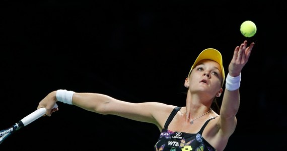 Agnieszka Radwańska przegrała 5:7, 3:6 z Dunką Caroline Wozniacki w meczu drugiej kolejki Grupy Białej w turnieju WTA Finals w Singapurze. Tenisistki, szczególnie w pierwszym secie, pokazały piękną walkę. Polka zagrała całkiem nieźle, ale niestety w końcowych fragmentach obu setów zabrakło jej sił i szczęścia. W innym spotkaniu Grupy Białej Petra Kvitova wygrała z Marią Szarapową. Dzięki takiemu rozstrzygnięciu Wozniacki jest już pewna awansu do półfinału turnieju.