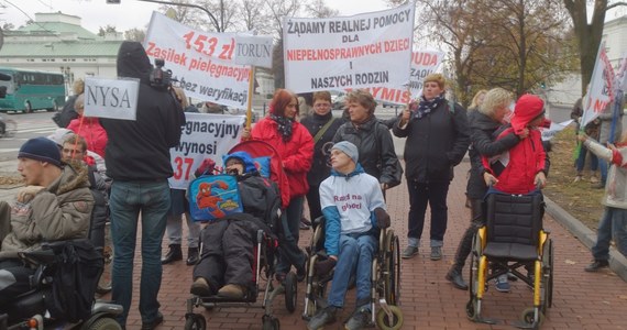 Rodzice niepełnosprawnych dzieci protestowali przed przed kancelarią premiera. Chcieli przypomnieć o swoich postulatach sprzed kilku miesięcy. Chodzi m.in. o dożywotnie świadczenie pielęgnacyjne, podwyższenie renty socjalnej i zmiany w subwencji oświatowej.