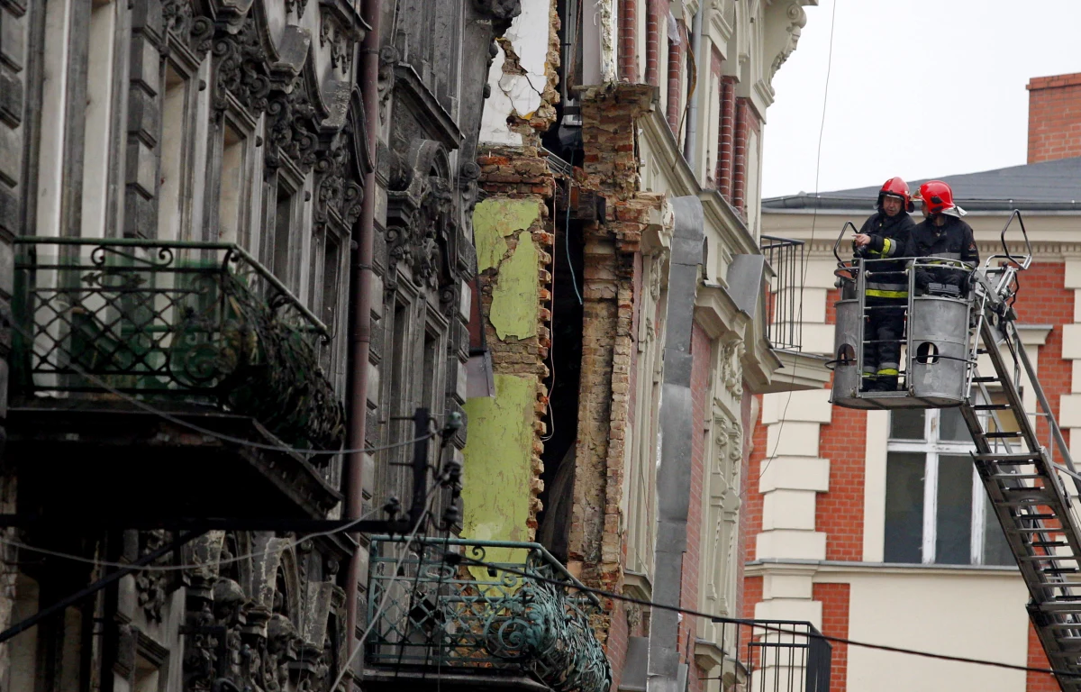 Poszukiwane trzy osoby w gruzowisku kamienicy w Katowicach to dziennikarka TVP Brygida Frosztęga-Kmiecik, jej mąż - reporter Faktów TVN Dariusz Kmiecik, oraz ich dwuletni syn. Na miejscu wciąż trwa akcja ratunkowa. Rano doszło tam do wybuchu gazu. 5 osób zostało rannych.
