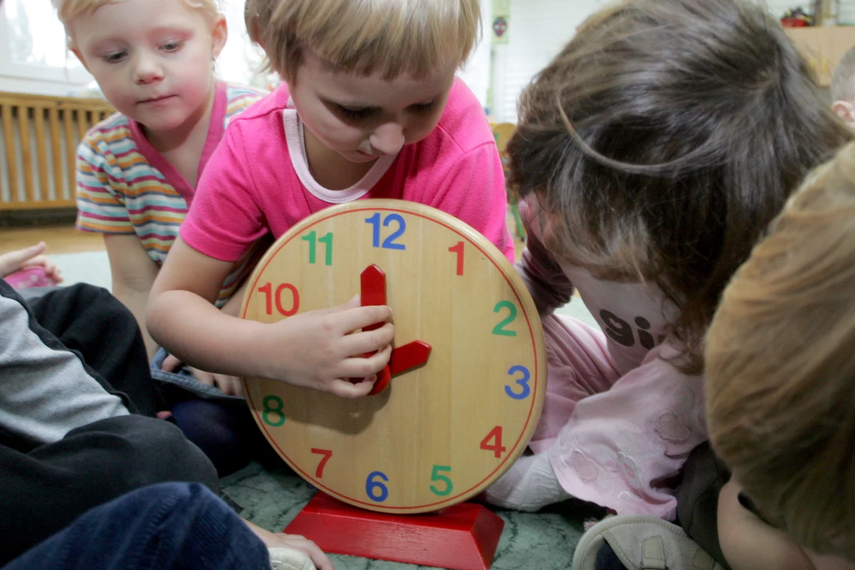 Przedłużenie okresu obowiązywania czasu letniego, a nawet przesunięcie wskazówek zegarów o kolejną godzinę w przód, może przynieść korzystne skutki zdrowotne. Przekonują o tym na łamach czasopisma "International Journal of Behavioural Nutrition and Physical Activity" brytyjscy naukowcy. Badania, przeprowadzone przez nich w 9 krajach, pokazały, że późniejszy zachód słońca ma kluczowe znaczenie dla zwiększenia aktywności fizycznej dzieci i młodzieży.