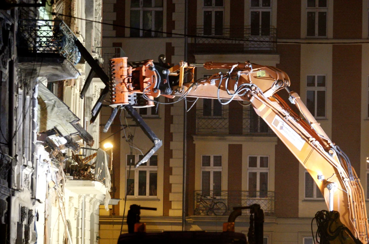 Jak informuje reporterka RMF FM strażacy znaleźli w gruzach kamienicy ciało mężczyzny. Wiadomo, że po wybuchu gazu strażacy poszukiwali dziennikarza TVN Dariusza Kmiecika, jego żony - również dziennikarki - Brygidy Frosztęgi-Kmiecik i ich dwuletniego syna. 
