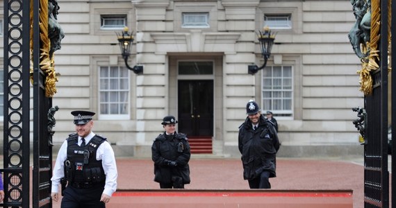 Funkcjonariusz policji odpowiedzialny za ochronę brytyjskiego dworu królewskiego został aresztowany. W jego szafce na terenie Pałacu Buckingham znaleziono amunicję. 