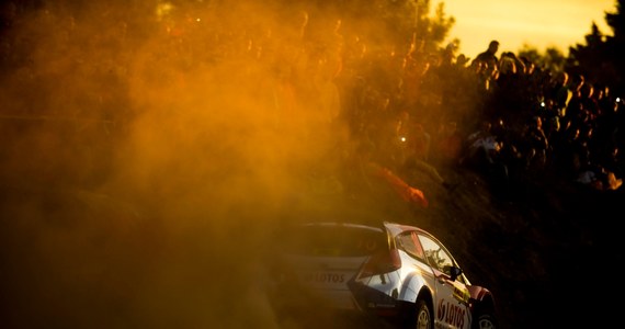 Norweg Andreas Mikkelsen (Volkswagen Polo) wygrał otwierający Rajd Hiszpanii, przedostatnią rundę mistrzostw świata, superoes w Barcelonie. Robert Kubica (Ford Fiesta) zajął 11. miejsce. 